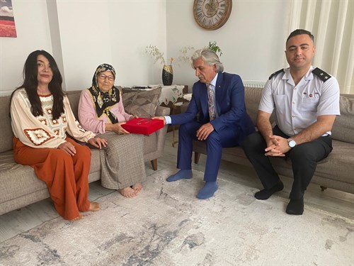 Kaymakamımız Fatih Genel Kurban bayramı münasabetiyle ilçemizde bulunan Şehit ve Gazi Ailelerimizi Ziyaret etti.