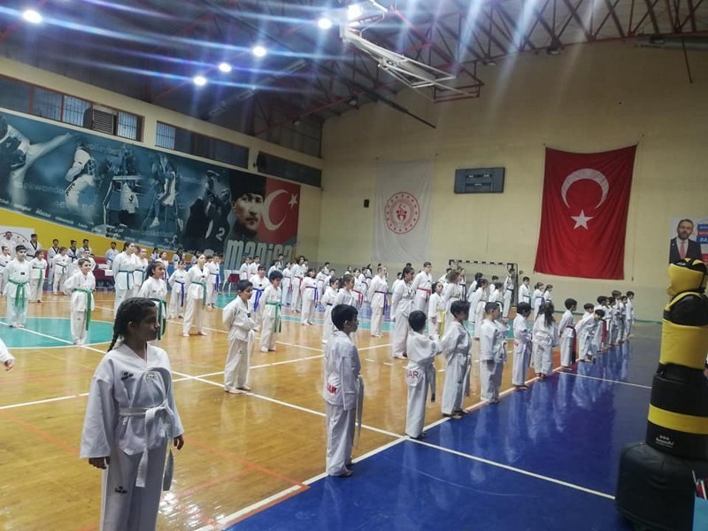 sehzadeler kaymakami cemal husnu caykara basar spor kulubu tekvonda gosterisi ve kusak torenine katildi